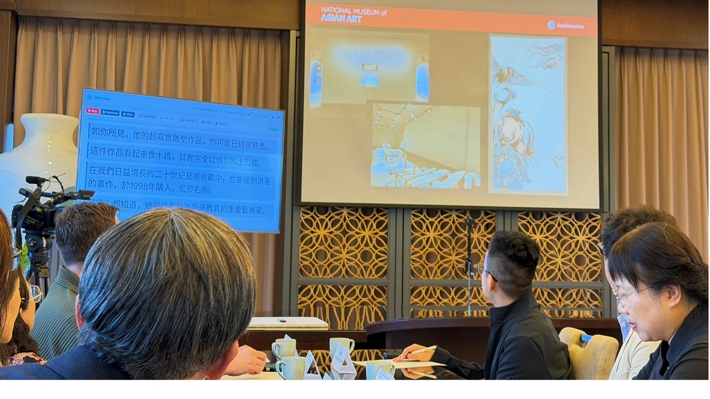 The room’s screen during the lecture: the speaker’s slides on one side and Orato Flow’s live Chinese translation on the other.